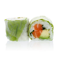 Heerlijke sushi met rijstpapier en munt Heerlijke sushi met rijstpapier en munt